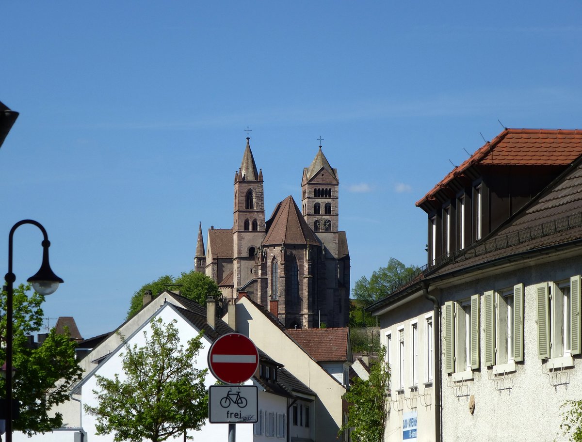 Breisach, Blick aus der Unterstadt auf die Ostseite des St.Stephanmnsters mit Chor und Doppeltrmen