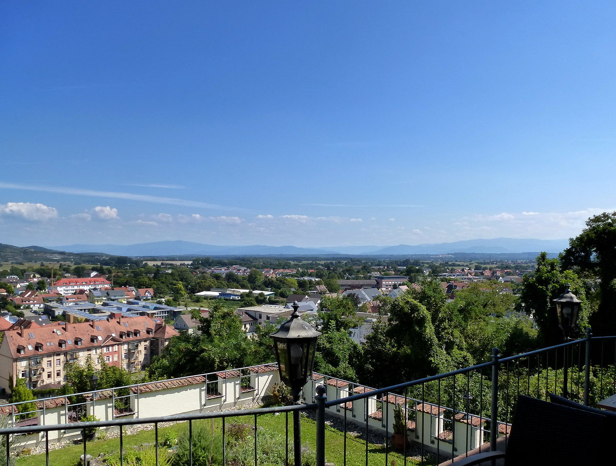 Breisach, Blick vom Burgberg ber die Stadt ins Freiburger Becken, am Horizont der Schwarzwald, Aug.2015