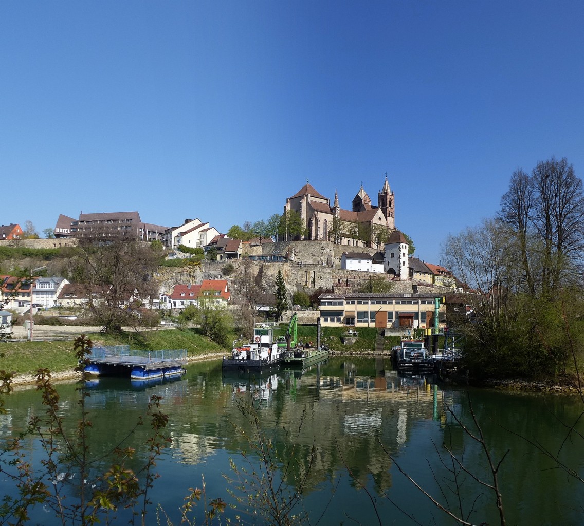 Breisach, Blick ber den kleinen Rheinhafen zum Burgberg mit dem Mnster, Mrz 2014