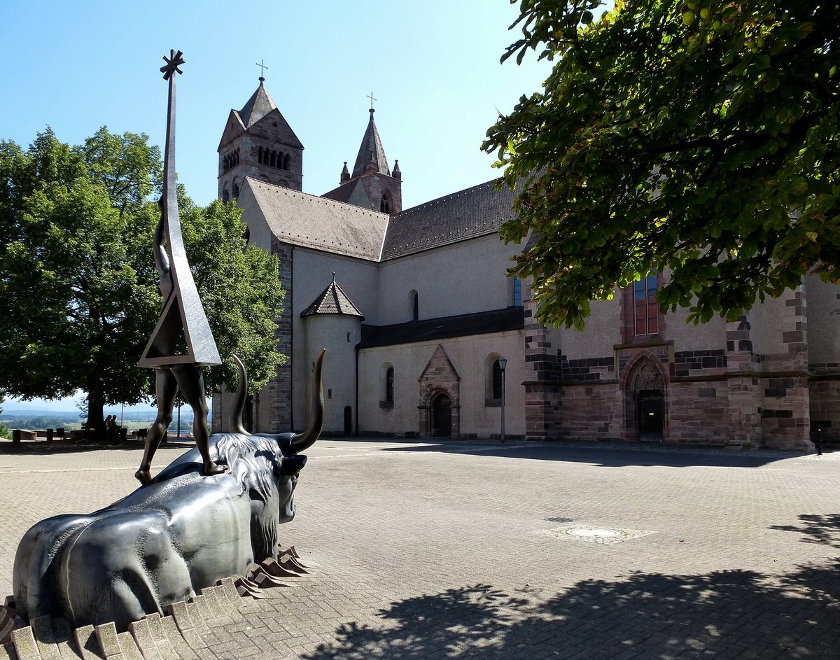 Breisach, Blick ber den Mnsterplatz, links das Kunstwerk von Helmut Lutz, Aug.2015