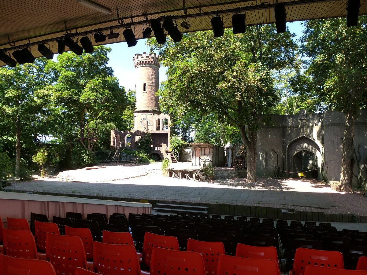 Breisach, Blick von den Zuschauerrngen auf die festen Kulissen der Freilichtbhne, mit dem 16m hohen Tullaturm, Aug.2015