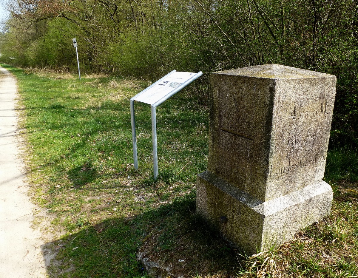 Breisach, ein Stck aufwrts am Altrhein steht dieser Myriameterstein, aufgestellt 1863 im Zuge der Rheinvermessung alle 10Km (griechisch: myria=zehntausend), es sind nur wenige erhalten geblieben, Mai 2014 