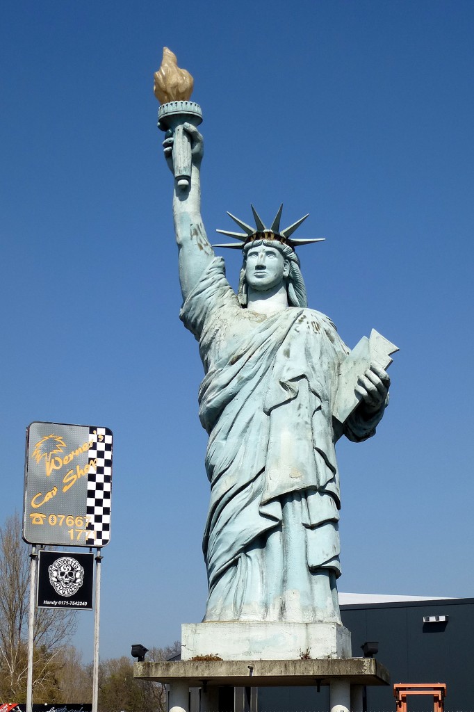 Breisach, diese  Freiheitsstatue  steht im Hafengelnde am Rhein, Mrz 2014