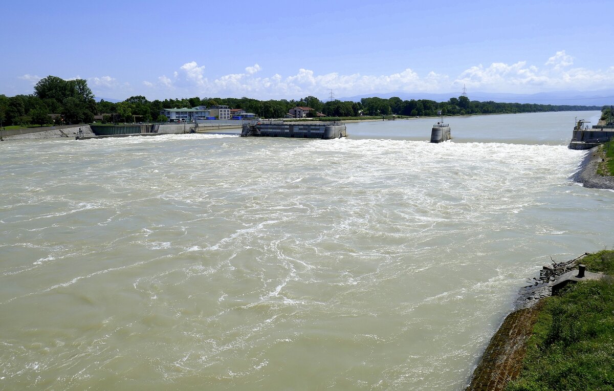 Breisach, das geöffnete Wehr am Altrhein soll die Hochwassergefahr vermindern, Juli 2021