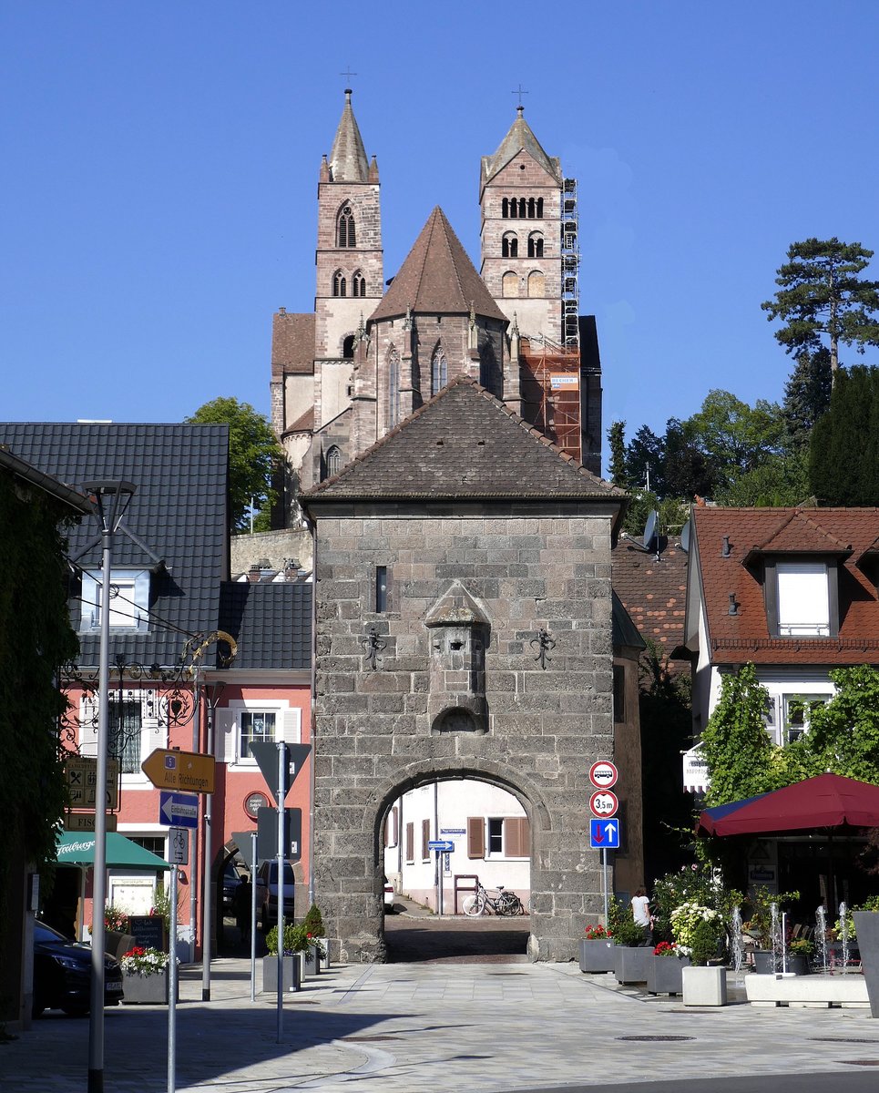 Breisach, das Gutgesellentor, dahinter auf dem Burgberg das Mnster St.Stephan, Aug.2019