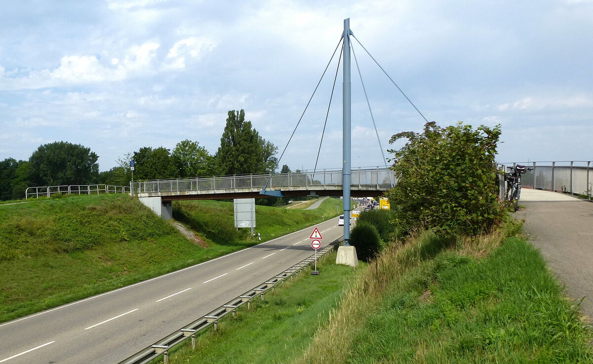 Breisach-Hochstetten, die Rad-und Fuwegbrcke ber die Bundesstrae B31, Juli 2021 