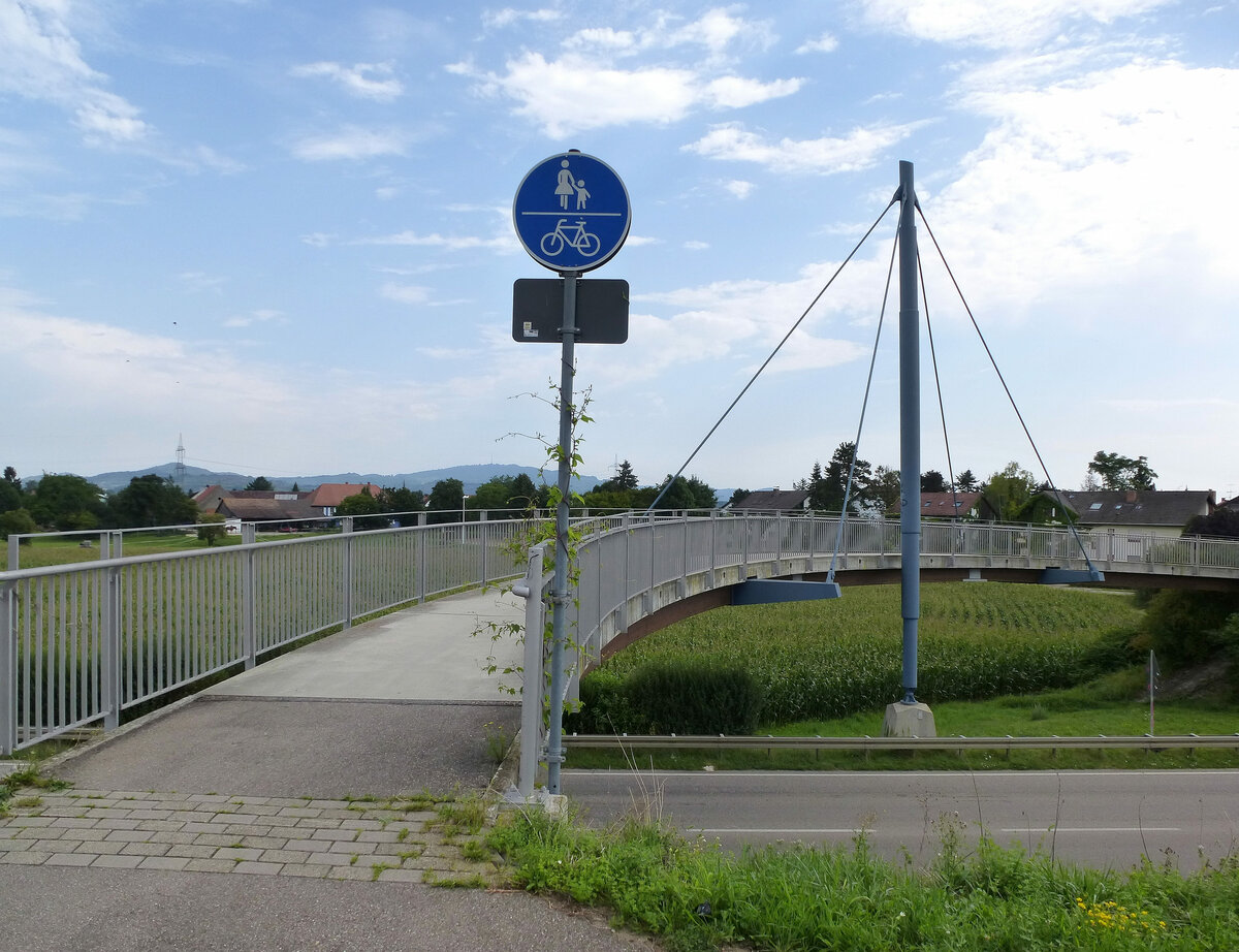 Breisach-Hochstetten, die Rad-und Fuwegbrcke berquert die Bundesstrae B31, Juni 2021