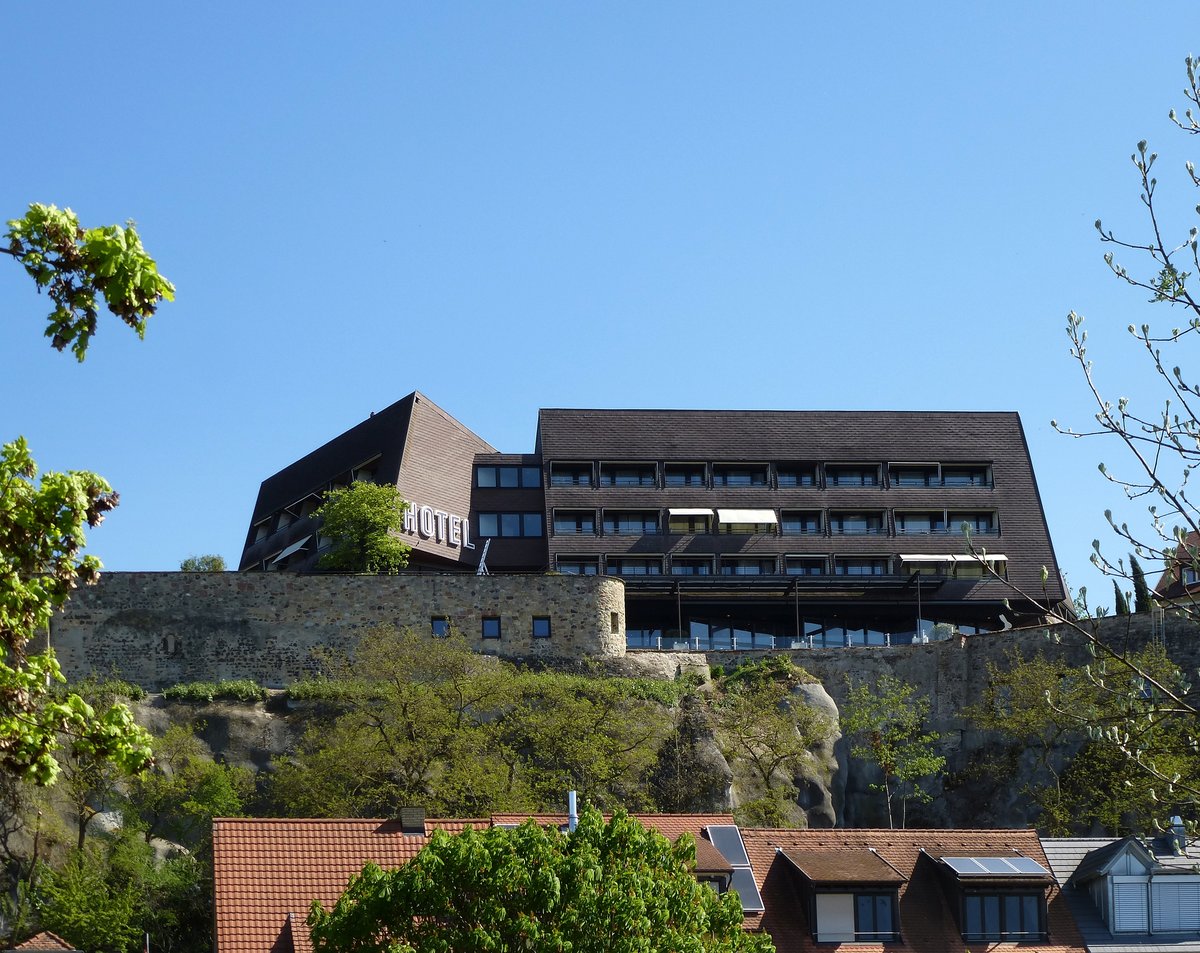 Breisach, das  Hotel am Mnster  auf dem Burgberg, April 2017