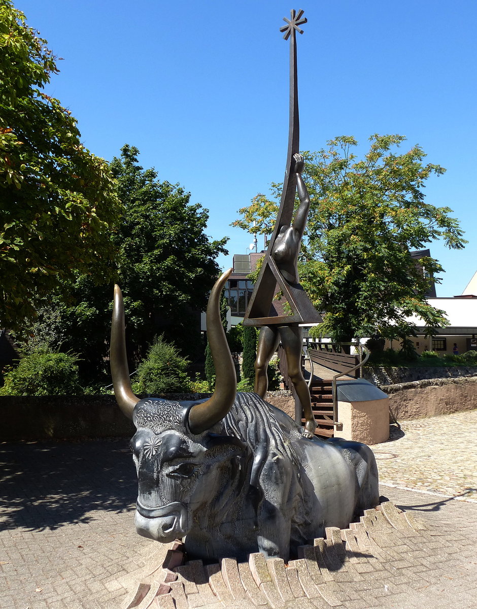 Breisach, das Kunstwerk  Europa greift nach den Sternen  von Bildhauer Helmut Lutz auf dem Mnsterplatz, Aug.2015