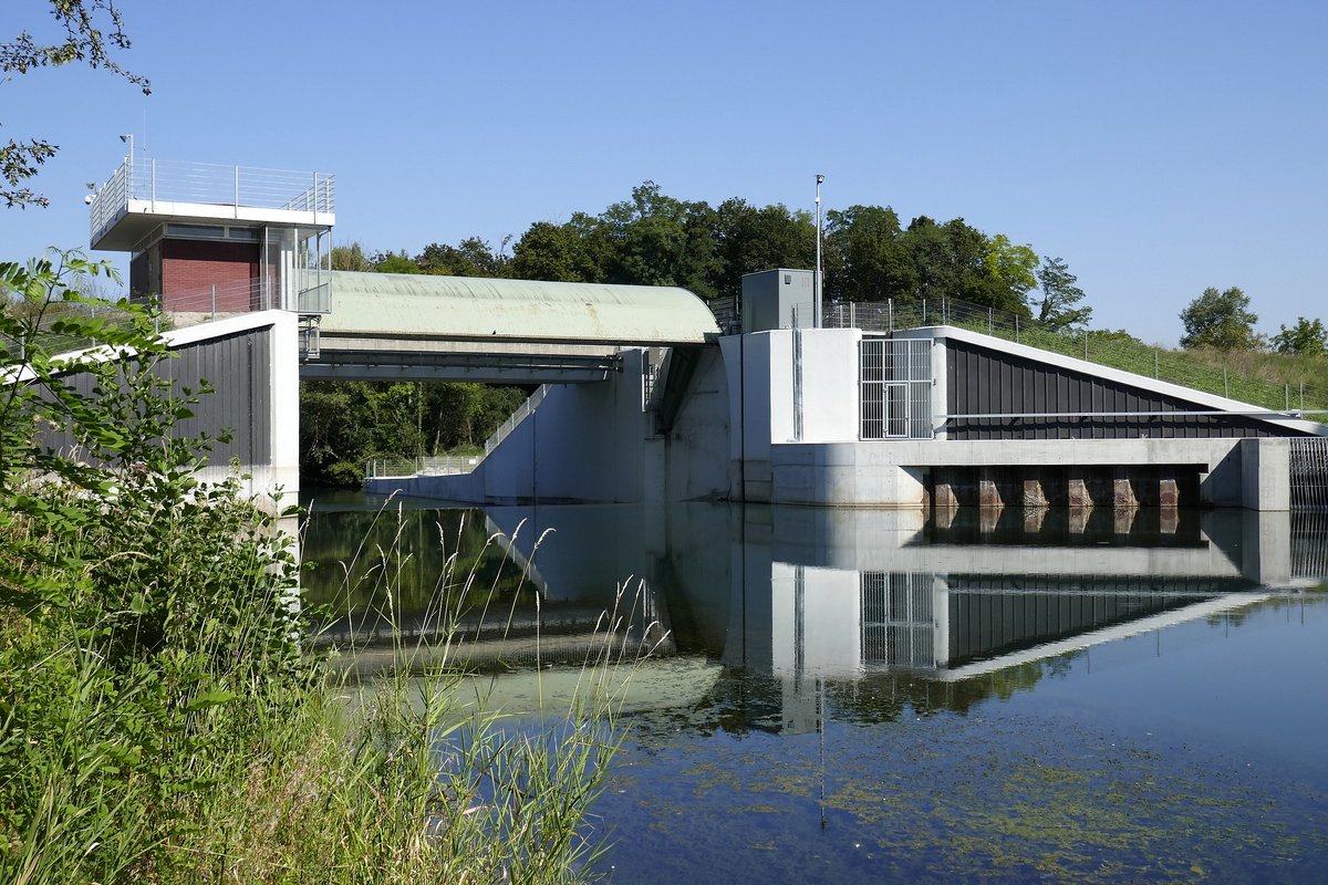 Breisach, das Möhlinwehr, ein Sperrwerk das den Wasserstand der Möhlin reguliert, neuerbaut und 2019 in Betrieb genommen, Aug.2019