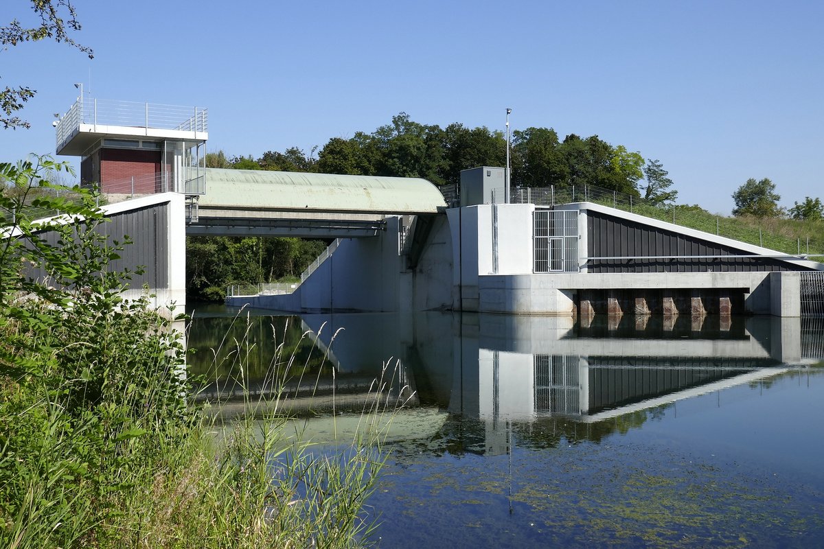 Breisach, das Mhlinwehr, ein Sperrwerk das den Wasserstand der Mhlin reguliert, neuerbaut und 2019 in Betrieb genommen, Aug.2019