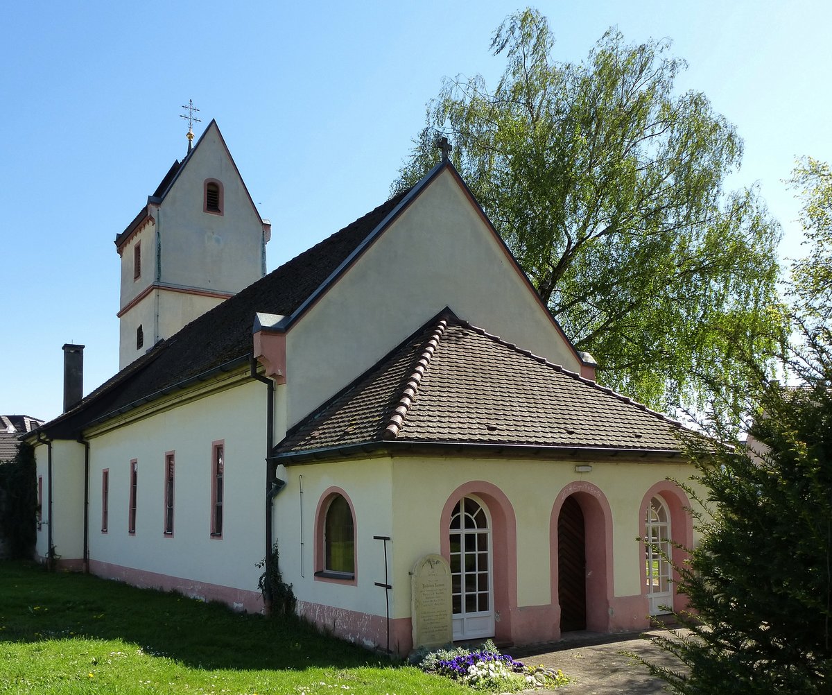 Breisach, die St.Josephskirche, wurde im 17.Jahrhundert als Friedhofskapelle erbaut, Turm stammt von 1466, April 2017