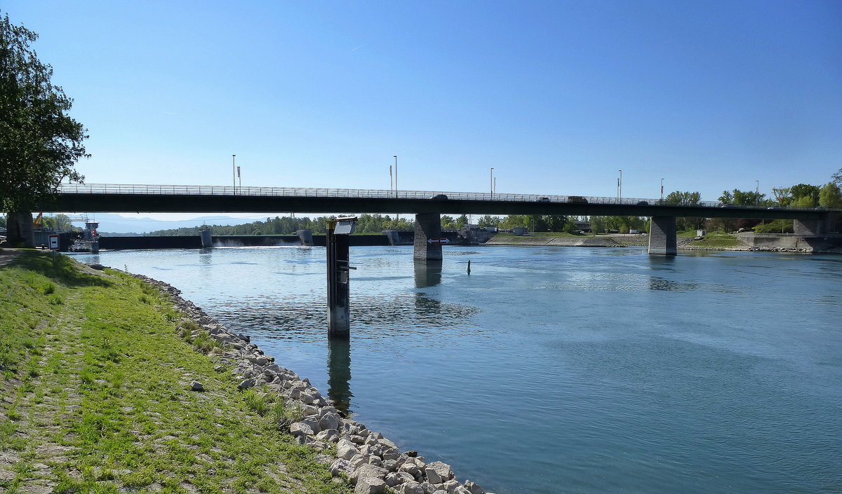 Breisach, Straenbrcke ber den Altrhein, dahinter das Kulturwehr und ganz links die Schleuse, April 2017