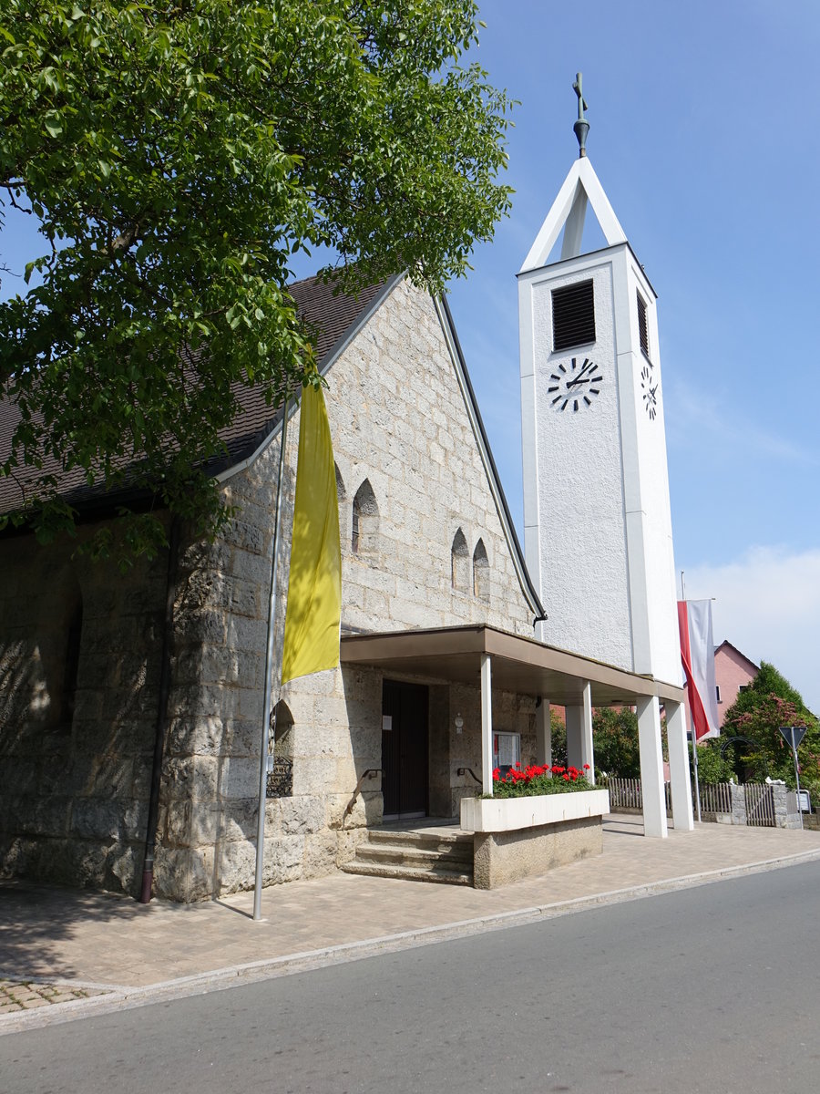 Breitenlesau, kath. Pfarrkirche Hl. Familie, Steinsichtiger Kalksteinbau mit berdachtem Vorbau, eingezogenem Chor und Campanile, erbaut 
1934 durch den Architekten Ludwig Fuchsenberger, Kirchturm von 1971 (19.05.2018)