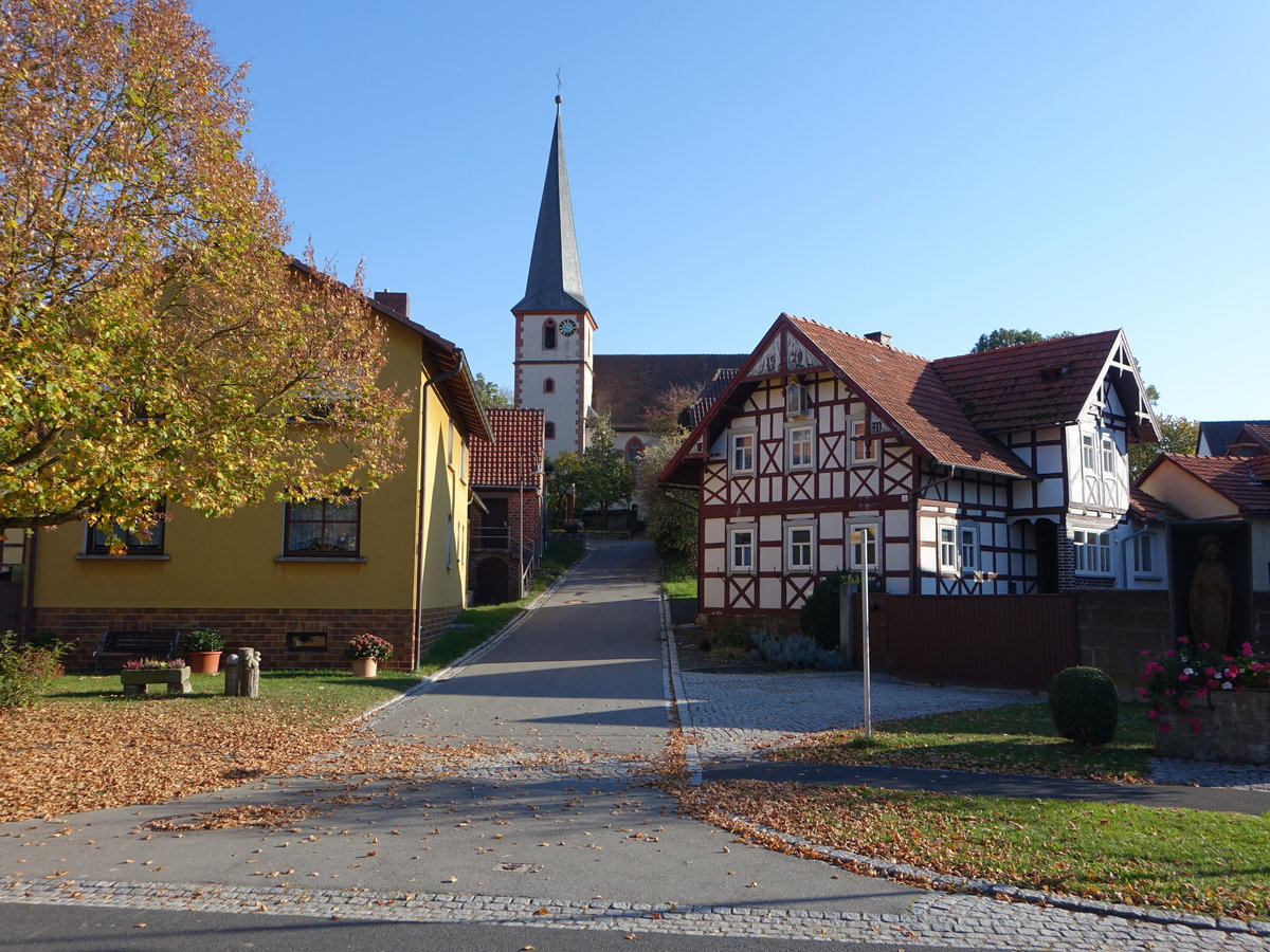 Breitensee, kath. Pfarrkirche St. Michael und Fachwerkhaus im Kirchenweg (15.10.2018)