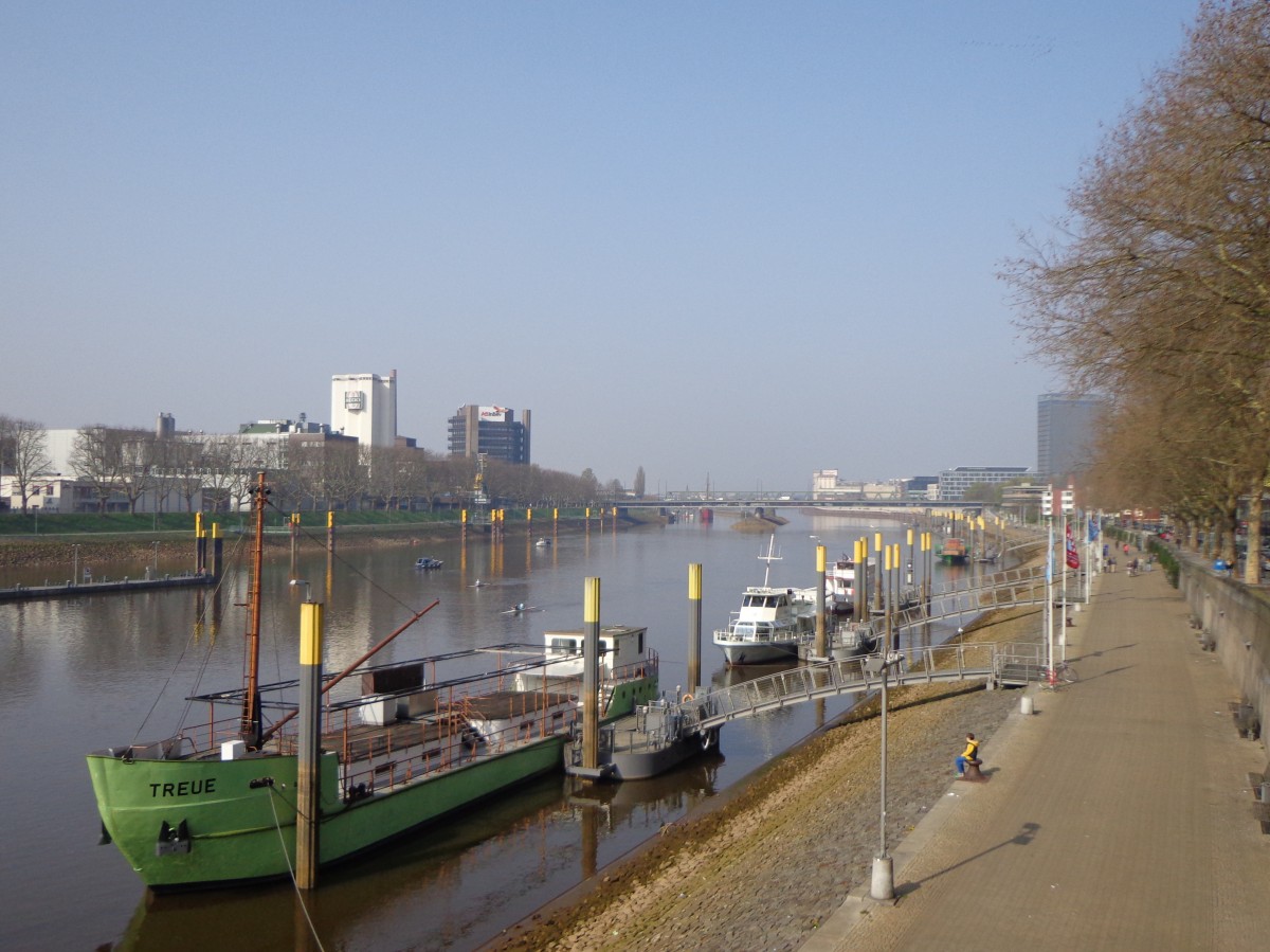 Bremen, Blick von der Brgermeister-Smidt-Brcke auf die Weser, Rechts die Weserpromenade und liks die Neustadt (30.03.14)