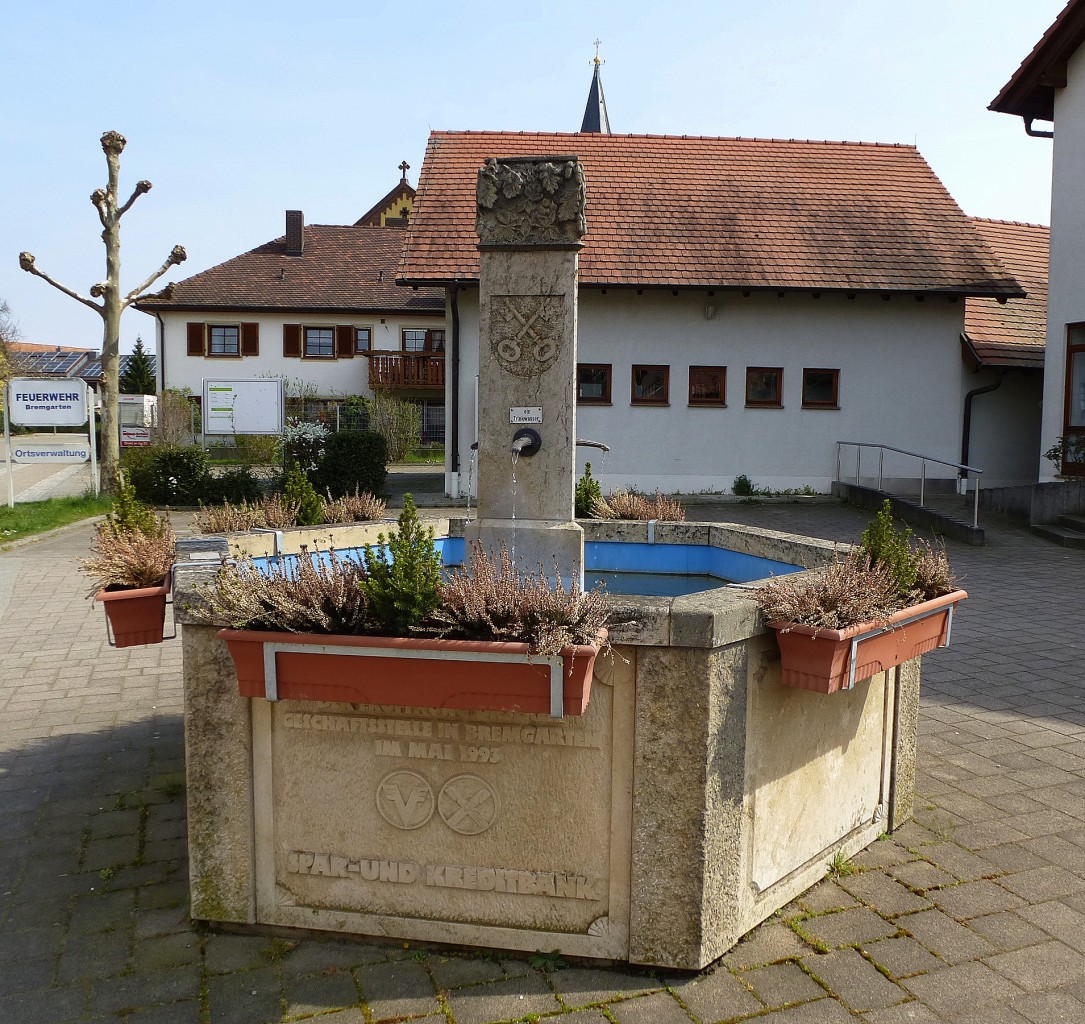 Bremgarten, der 1993 aufgestellte Brunnen im Ortszentrum, April 2014