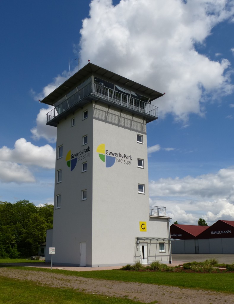 Bremgarten, der Tower des ehemaligen Militrflugplatzes, heute Sonderlandeplatz Gewerbepark Breisgau, Mai 2013