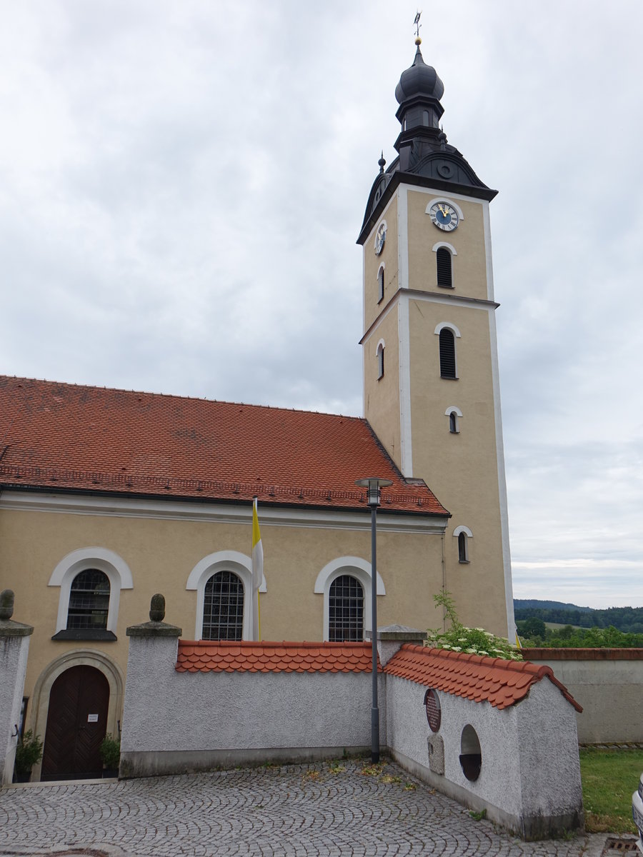 Brennberg, kath. Pfarrkirche St. Rupert, Saalbau mit eingezogenem Chor und Westturm mit Zwiebelhaube, erbaut von 1851 bis 1852 (05.06.2017)