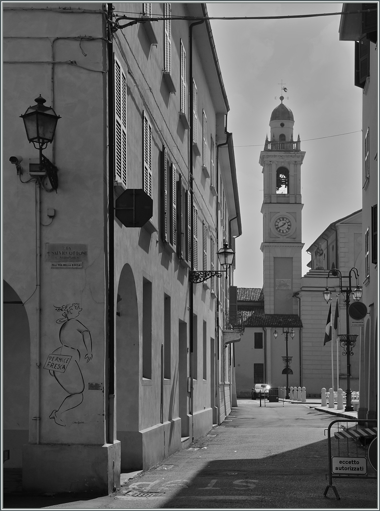 Brescello: Blick durch die Via Guglielomo Marconi zur Kirche Santa Maria Nascente.
