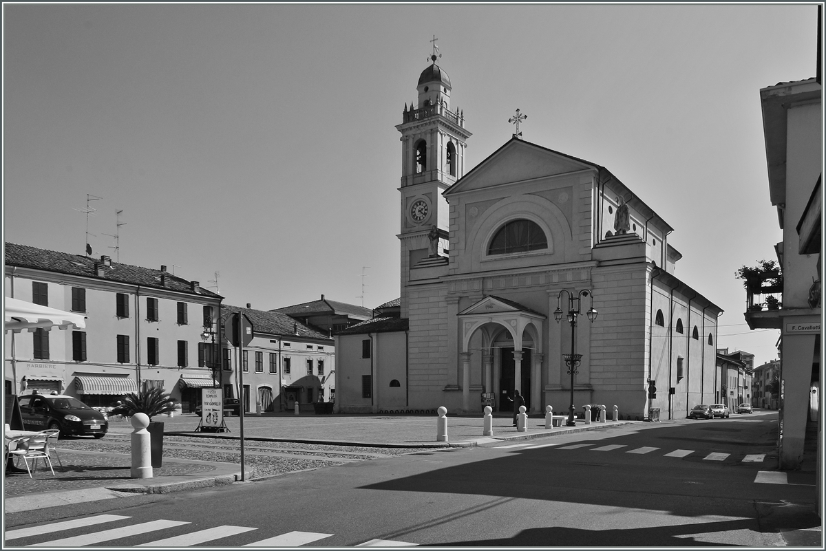 Brescello, Piazzo Matteotti und die Kirche Sants Martia Nascento, die  Kirche von Don Camillo .
Sept. 2014