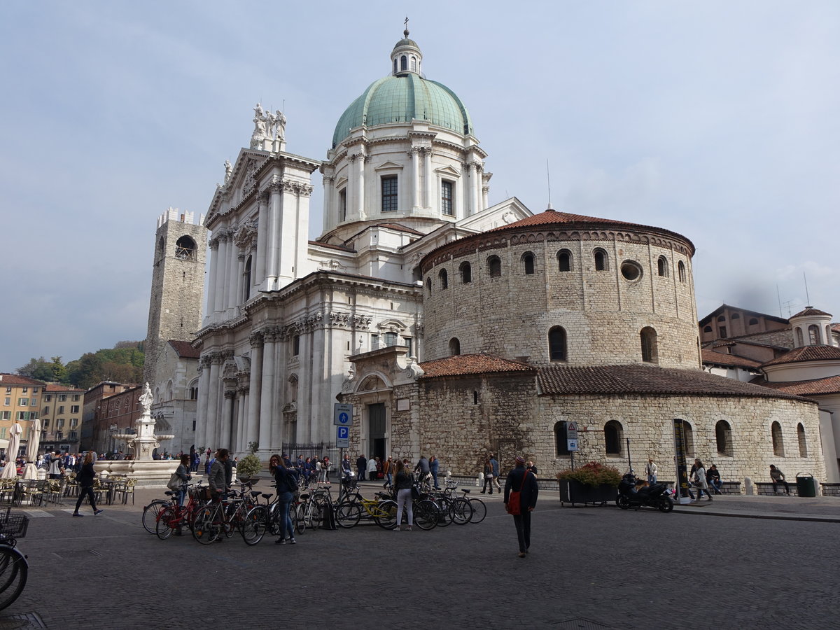 Brescia, Neuer und alter Dom am Domplatz, neuer Dom erbaut von 1604 bis 1825, Duomo Vecchio erbaut im 11. Jahrhundert (08.10.2016)