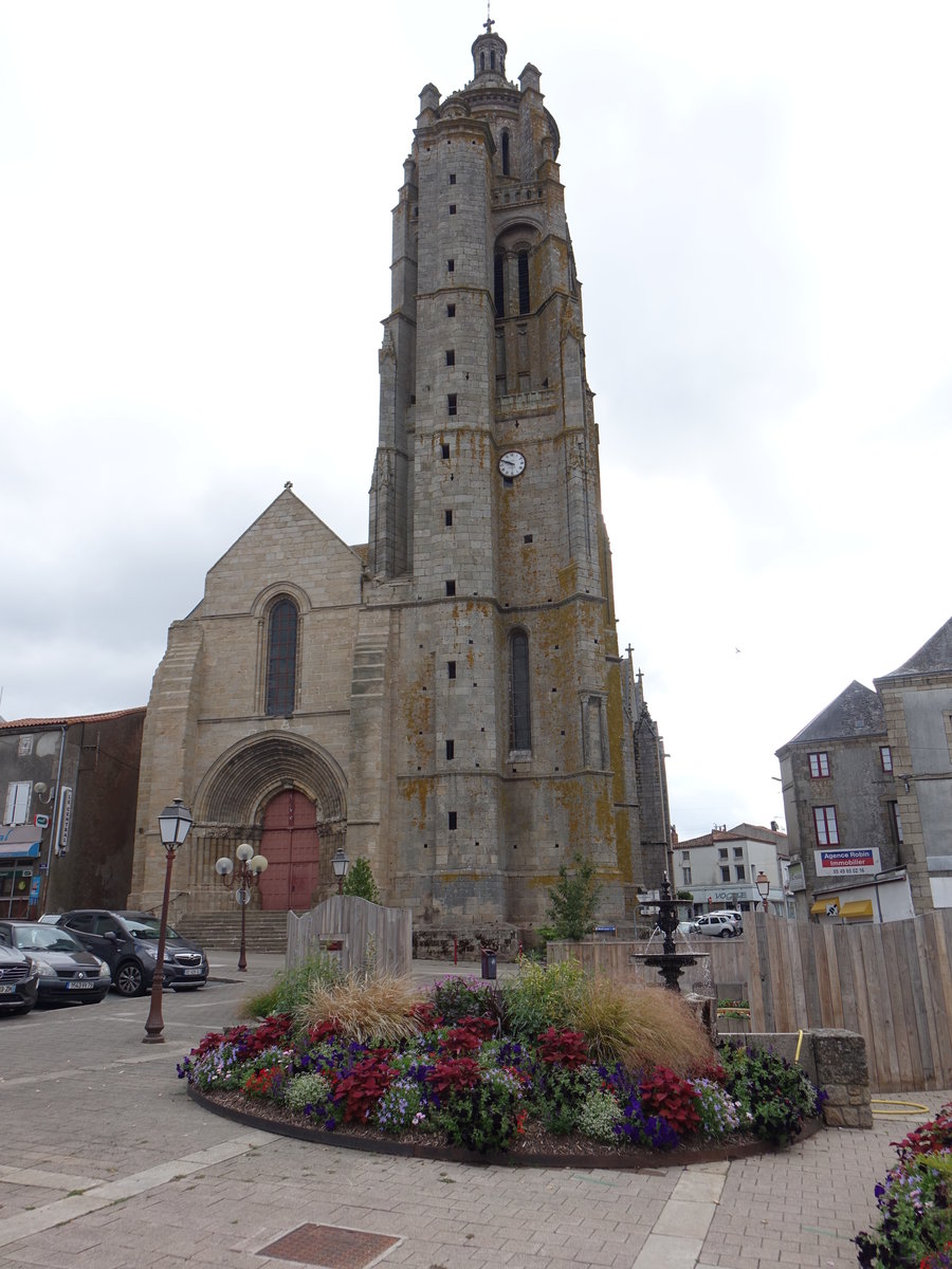 Bressuire, Kirche Notre Dame, Portale und Kapitelle sind romanisch, Chor 15. Jahrhundert, 56 Meter hoher Kirchturm erbaut im 16. Jahrhundert (13.07.2017)
