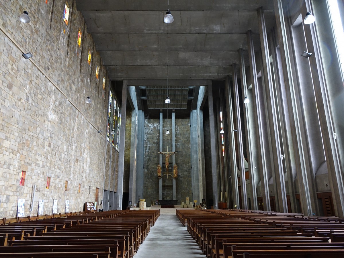 Brest, Innenraum der St. Louis Kirche, Altar von Philippe Kaeppelin, Buntglasfenster von Maurice Rocher und Paul Bony (15.07.2015)