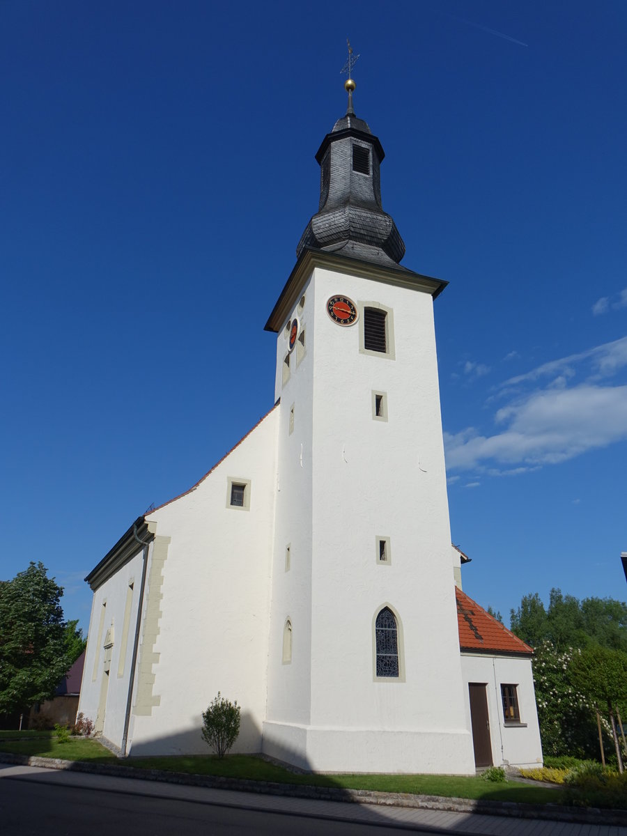 Bretzfeld, Die gotische Ev. Kirche in Bretzfeld geht auf ein 1357 erstmals erwhntes Bauwerk zurck, das 1723 unter Beibehaltung des lteren Turmuntergeschosses neu erbaut wurde. Der von einem Kreuzgewlbe berspannte Chor der einschiffigen Kirche befindet sich im Untergeschoss des Ostturmes (29.04.2018)
