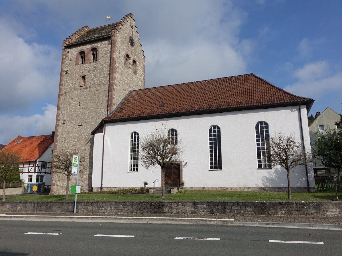 Brevrde, evangelische St. Urban Kirche, romanischer Westturm, barockes Langhaus erbaut 1768 (30.09.2023)