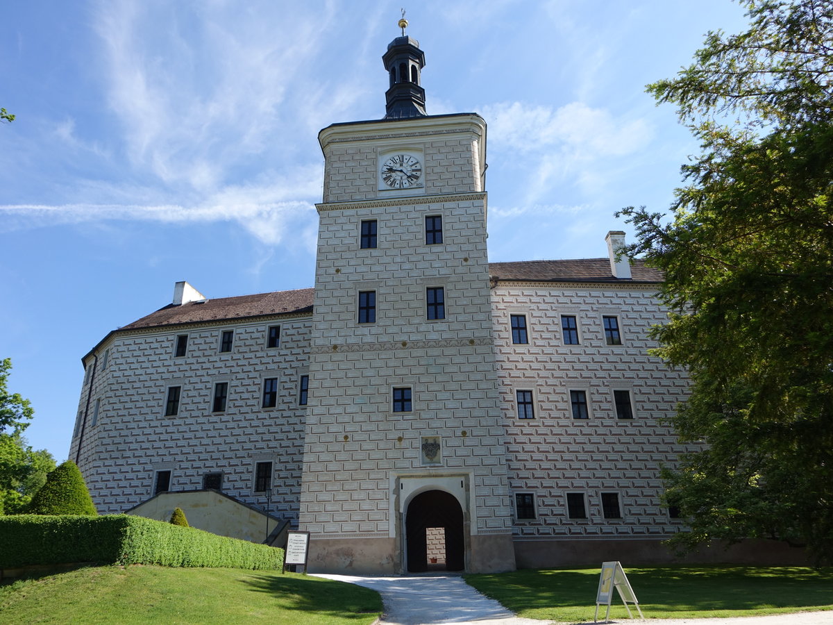 Breznice/ Bresnitz, Schloss Bresnitz, Torturm aus dem 13. Jahrhundert, von 1548 bis 1560 wurde das Schlo im Renaissance-Stil erweitert (02.06.2019) 