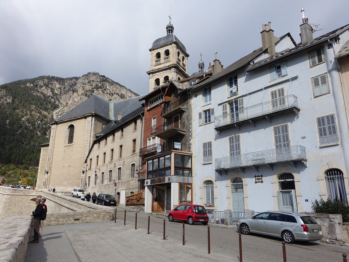 Briancon, Huser am Place du General Eberle mit Kirchturm der Notre-Dame Kirche (23.09.2017)