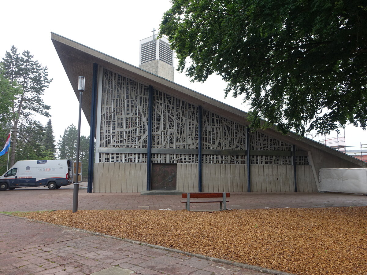 Bridel, moderne Pfarrkirche Christ-Sauveur in der Rue Francois Christian Gerden (20.06.2022)
