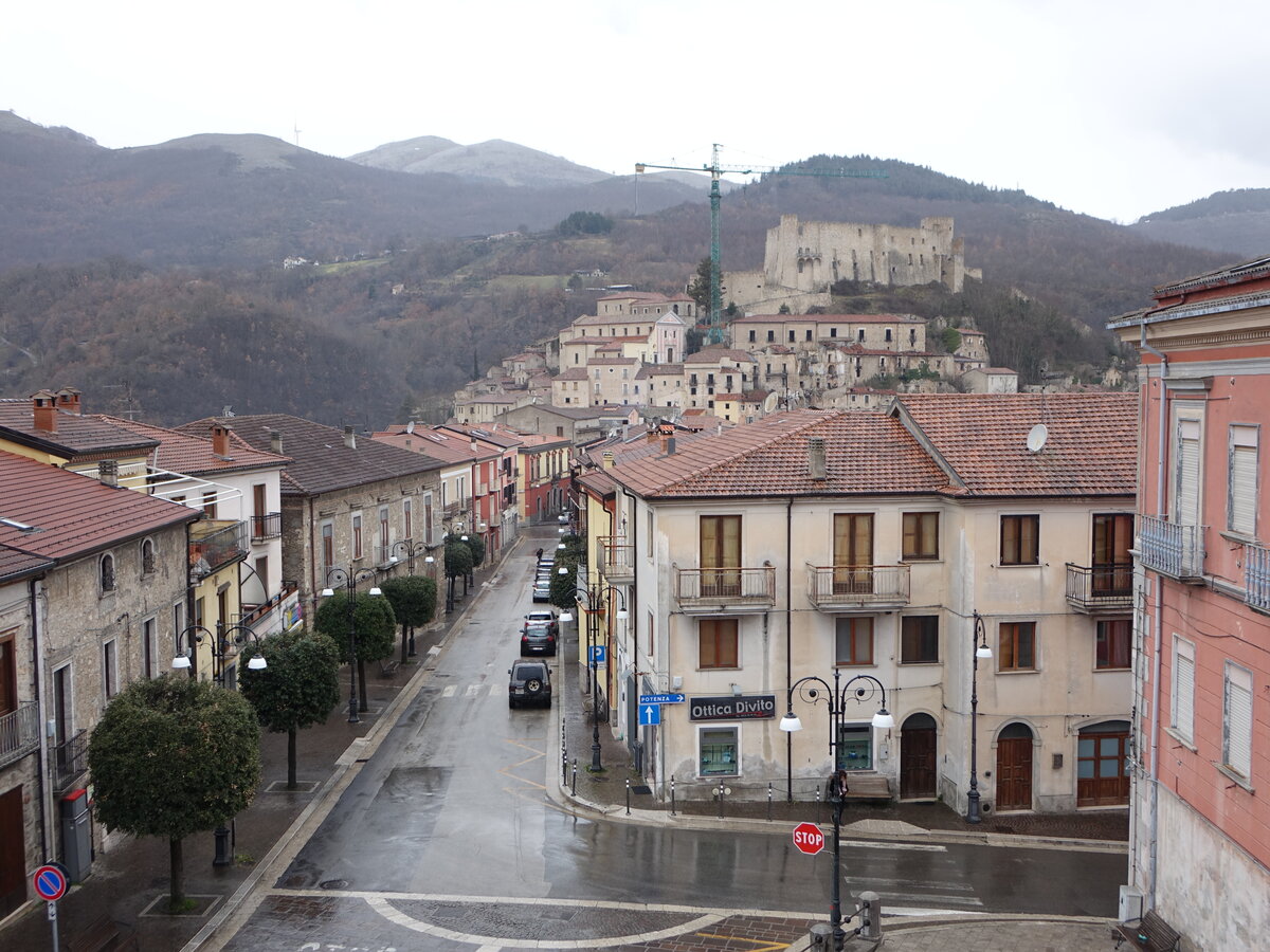 Brienza, Ausblick auf die Altstadt und Castello Caracciolo (27.02.2023)