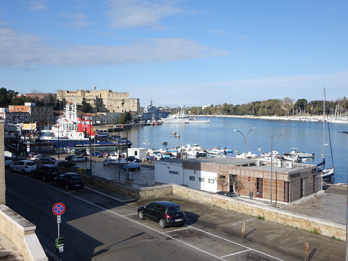 Brindisi, Ausblick auf das Castello Svevo und den Marinehafen von der Piazza Teresa (04.03.2023)
