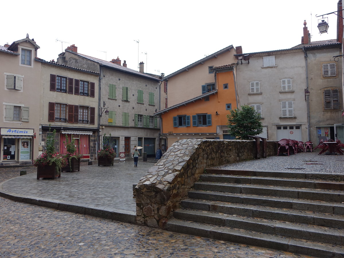 Brioude, Huser am Place Saint-Julien in der Altstadt (21.07.2018)