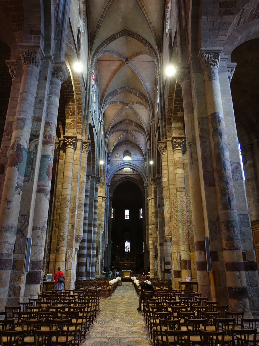 Brioude, romanischer Innenraum der Basilika Saint-Julien, maurische rot-weiß-gestreiften Säulen mit Fresken (21.07.2018)