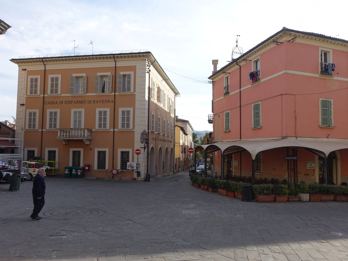 Brisighella, Gebude der Sparkasse an der Piazza Giosue Carducci (31.10.2017)