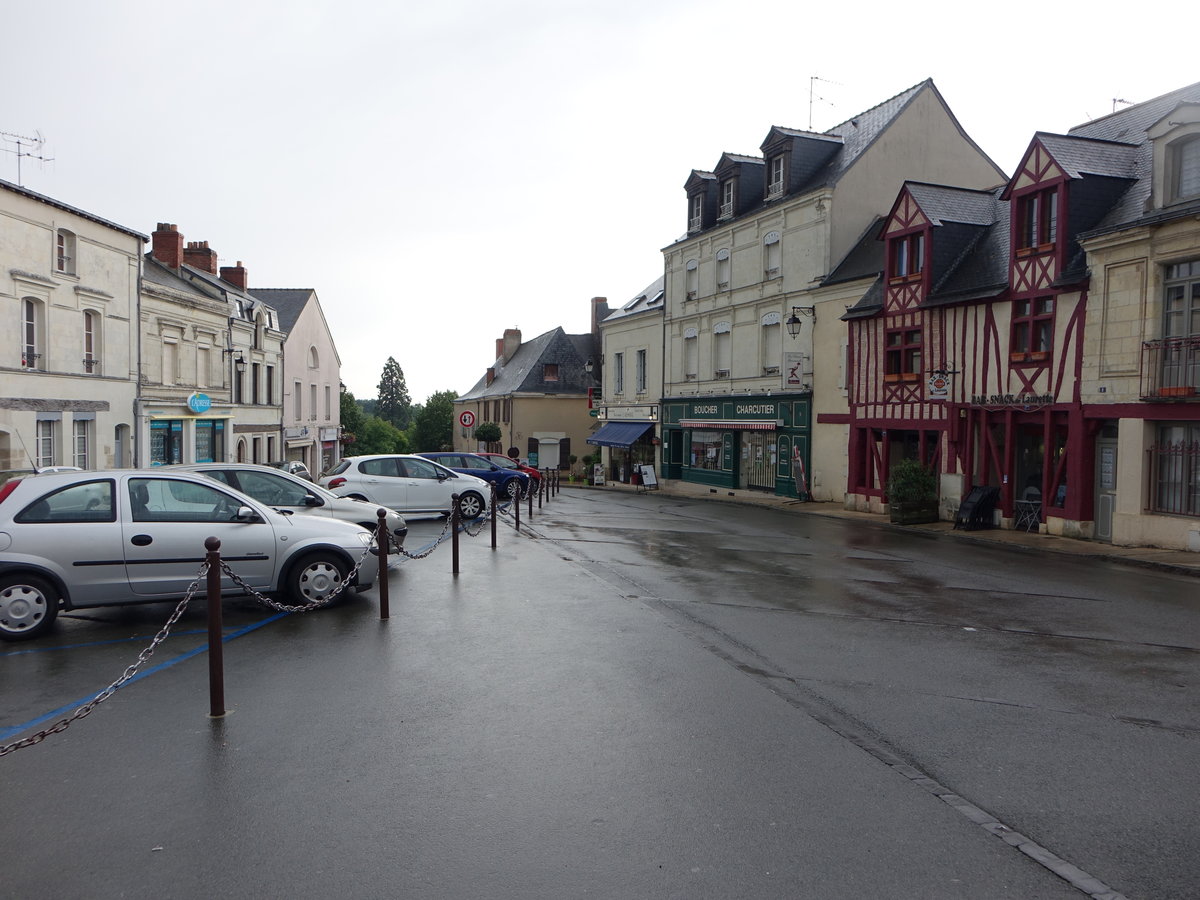 Brissac, historische Huser am Place de la Republique (09.07.2017)