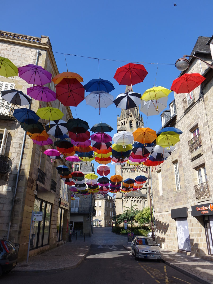 Brive-la-Gaillarde, bunte Regenschirme ber der Rue du Docteur Massenat (22.07.2018)
