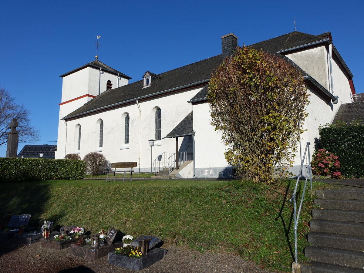 Brockscheid, Pfarrkirche St. Ursula, mittelalterlicher Chorturm, Langhaus erbaut 1843 (08.11.2025)
