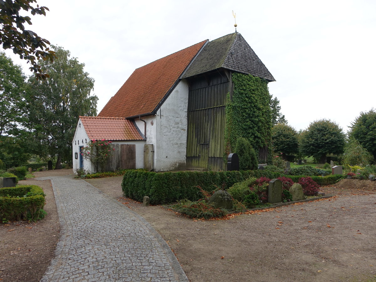 Brodersby, evangelische St. Andreas Kirche, Feldsteinkirche erbaut im 12. Jahrhundert (25.09.2020)