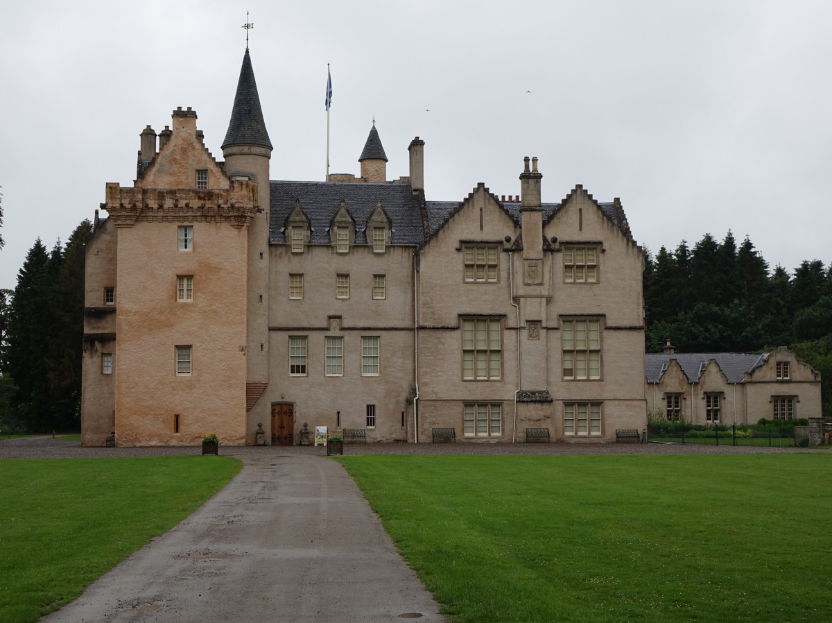 Brodie Castle, Schloss mit 3 Etagen und rechteckiger Wohnturm, erbaut ab 1567 (06.07.2015)