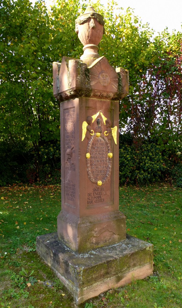 Broggingen, Grabstein von 1833 auf dem ehemaligen Friedhof an der evangelischen Kirche, Okt.2015