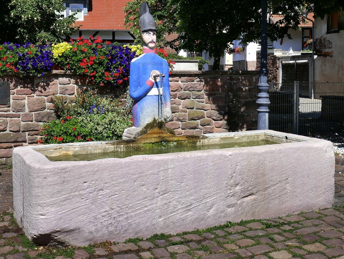 Broggingen, OT von Herbolzheim, der Dragonerbrunnen, der Brunnenstock stammt von 1826, Aug.2022