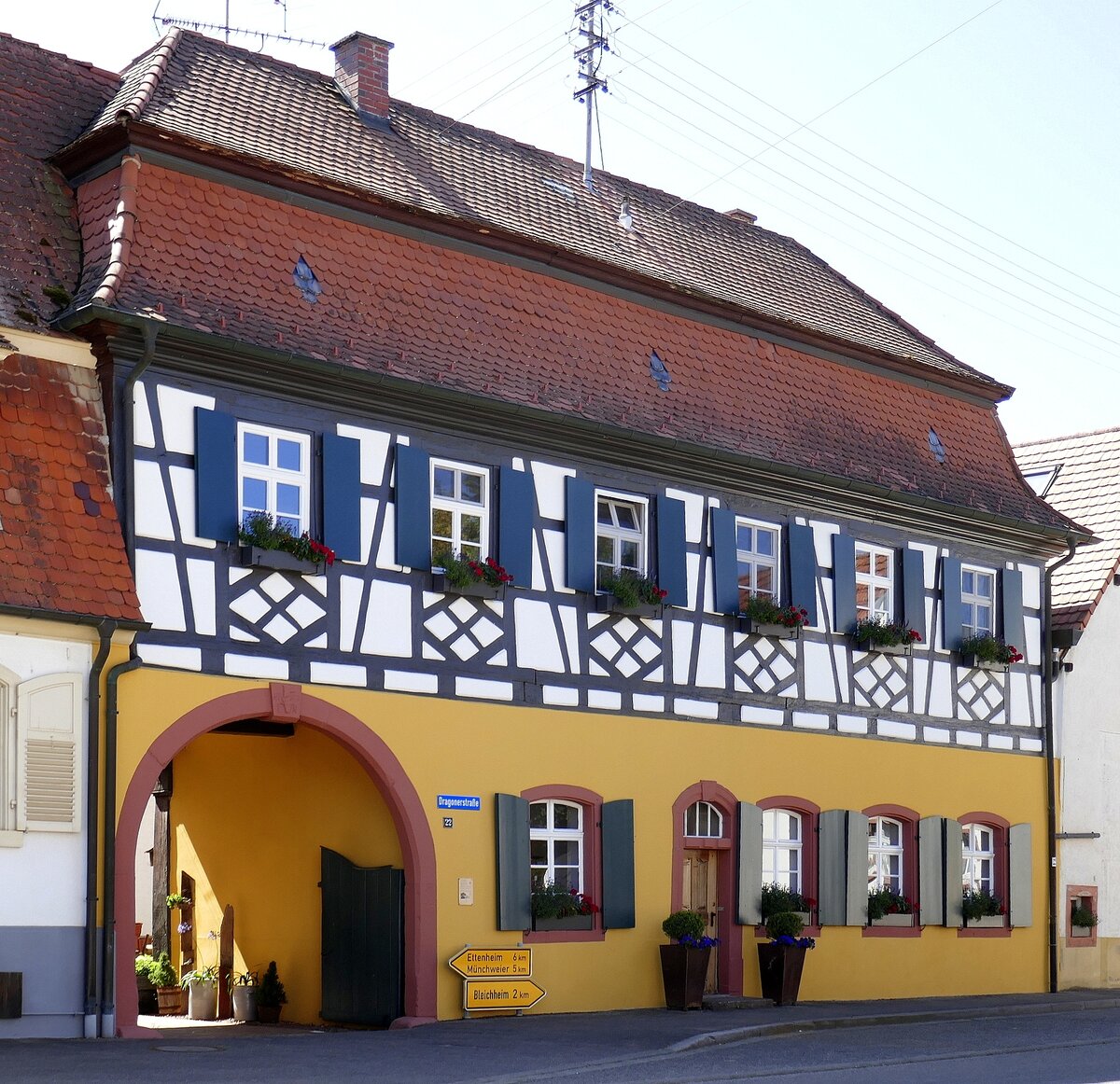 Broggingen, OT von Herbolzheim, das ehem. Gasthaus  Zur Sonne , erbaut zwischen 1752 und 1771, die Einkehr bestand bis Mitte des 19.Jahrhunderts, Aug.2022