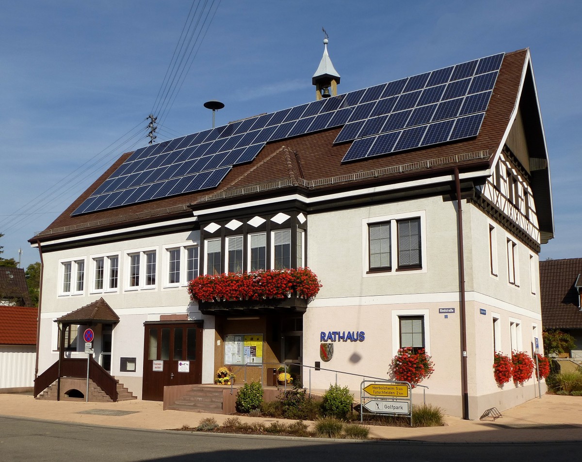 Broggingen, das Rathaus der ca. 800 Einwohner zhlenden Gemeinde in der Vorbergzone des Schwarzwaldes, Ortsteil von Herbolzheim, Okt.2015
