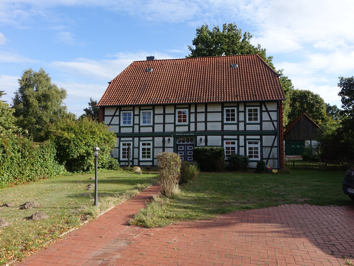 Brome, Pfarrhaus in der Hauptstra�e, Zweigeschossiger Fachwerkbau auf Werksteinsockel (17.09.2025)