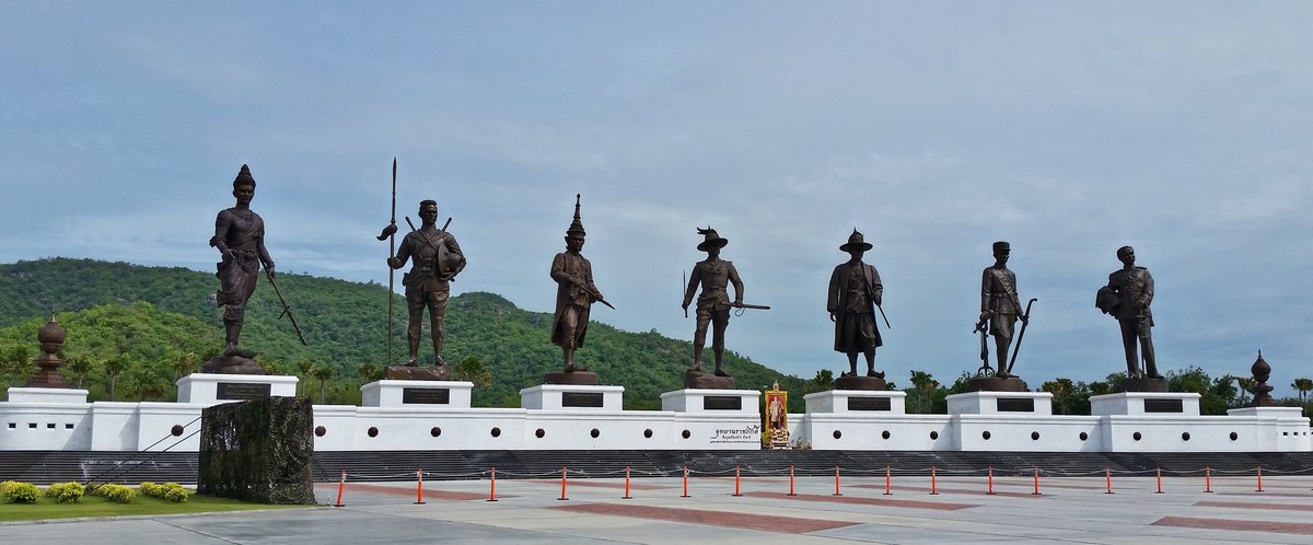 Bronzestatuen von sieben bedeutenden thailndischen Knigen im Rajabhakti Park in Nong Kae (sdl. von Hua Hin), 17.06.16.