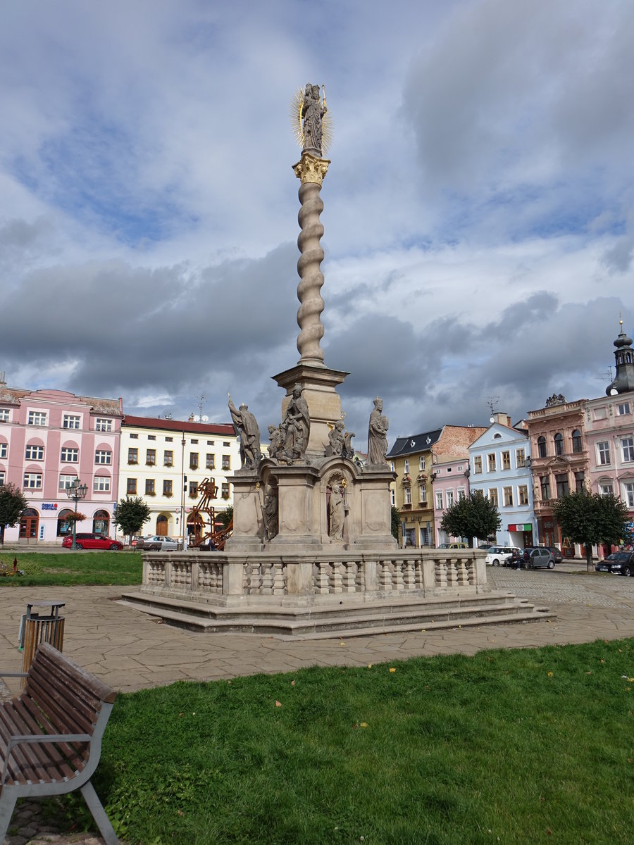 Broumov / Braunau, Pestsäule mit Statue der Jungfrau Maria am Hauptplatz Namesti Mirove (29.09.2019)